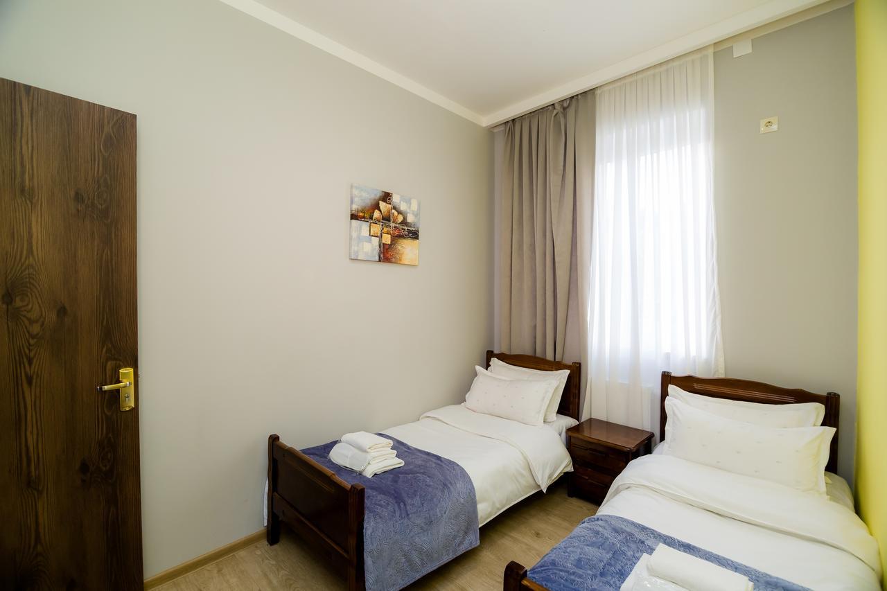 Big Family Guest House Tbilisi Buitenkant foto