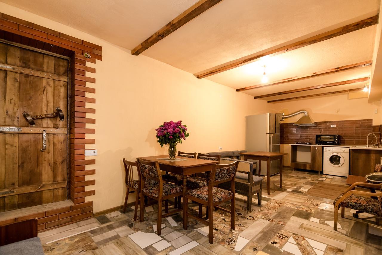 Big Family Guest House Tbilisi Buitenkant foto